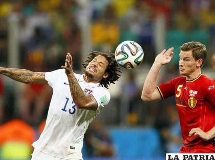 Jones, de Estados Unidos, intenta anotar de cabeza ante la marca de Vertonghen