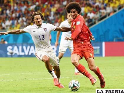 Fellaini, de Bélgica, con el balón intenta salir vencedor de la jugada