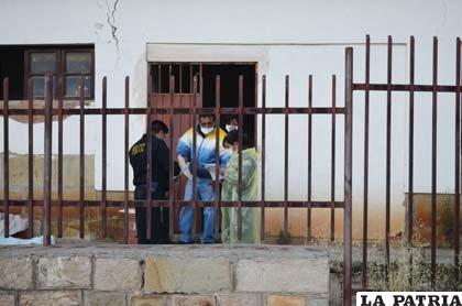 El fiscal García junto al investigador de la Felcc y la abogada de la víctima
