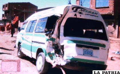Este minibús era ocupado por las personas heridas