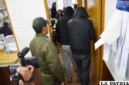 Los dos acusados ingresan a su audiencia de medidas cautelares