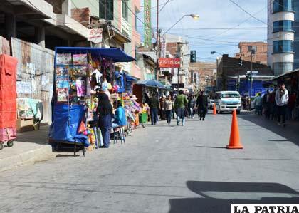 Las comerciantes también corren peligro en la calzada