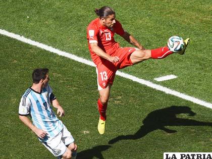 Rodríguez defensor de Suiza lo tuvo bien marcado a Messi