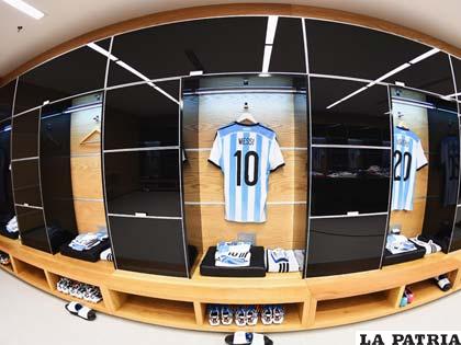 En los vestuarios del Arena Corinthians, los uniformes de la selección argentina entre ellos la de Messi