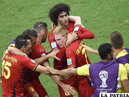 Los belgas festejan el gol que anotó De Bruyne en el inicio de la prórroga