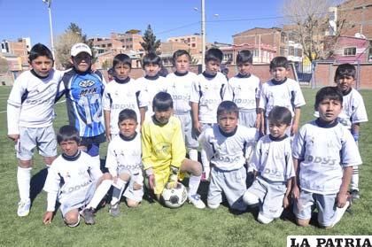 El plantel de Oruro Royal en la categoría Sub-7