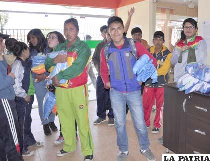 Deportistas del handball recibieron indumentaria deportiva
