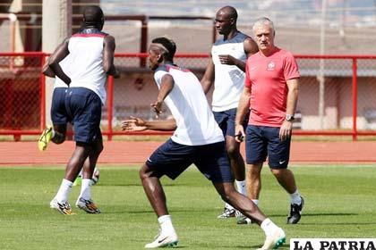 El entrenador Deschamps, en la práctica de la selección francesa 