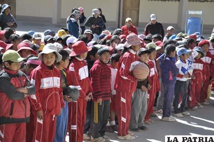 Los niños que participarán en la escuela de deportes