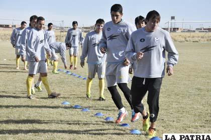Los “santos” entrenaron ayer en la cancha de propiedad del club 