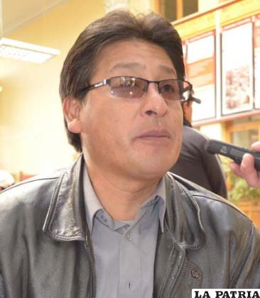 JAVIER SOLIZ: “Lamentablemente la incapacidad de las autoridades municipales hace que una vez más los vecinos seamos frustrados con este proyecto que se luchó, fue fruto de huelga de hambre de vecinos y gente de escasos recursos, no tenemos una explicación clara, pero sabemos que el Municipio tiene su ley de ordenamiento jurídico, somos autónomos y a partir de esto el ‘Perdonazo’ debería darse, parece que las autoridades no tienen buenos asesores, ya que siempre están preguntando al centralismo para tomar decisiones”.