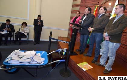Oscar Vargas y Leonardo Roca, presentaron en una carretilla denuncias contra Percy Fernández