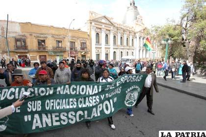 Policías y sus esposas en una marcha de protesta por incremento salarial 