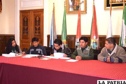 Técnicos de la Gobernación durante la explicación de las dudas respecto al proyecto del teleférico