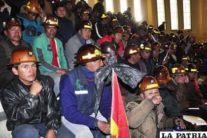 Mineros protestan contra avasallamientos