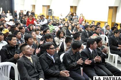 Jóvenes bachilleres que se graduaron en ramas técnicas