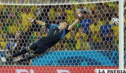 Ospina nada puede hacer para evitar la caída de su portería, tras el remate de Davis Luiz