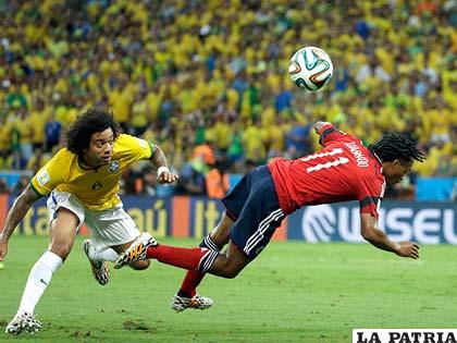 Marcelo de Brasil y Cuadrado de Colombia en la disputa del balón