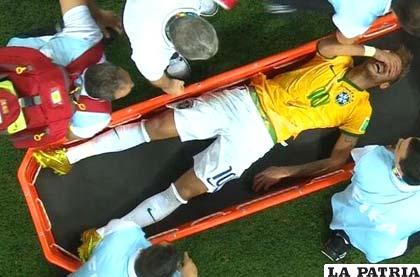 Neymar fue retirado en camilla 