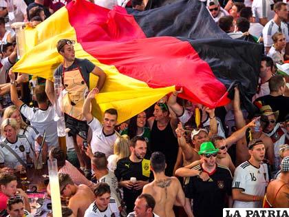 Fanáticos de Alemania alentaron durante todo el partido a su selección