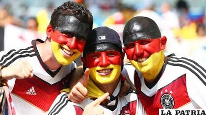 Seguidores de la selección alemana que se identificaron con sus colores