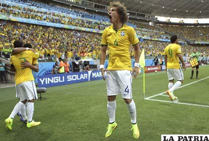 David Luiz después de un perfecto tiro libre, grita eufórico el segundo gol para su selección 