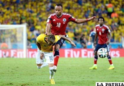 Neymar y el rodillazo de Zúñiga que lo deja con la posibilidad de no volver a jugar en este Mundial