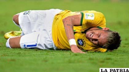 Neymar tendido en el piso después del rodillazo