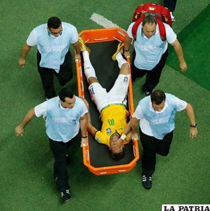 La figura brasileña, Neymar, tuvo que ser retirada en camilla por una lesión en la espalda