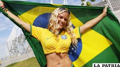 Brasileñas felices por el triunfo de su selección