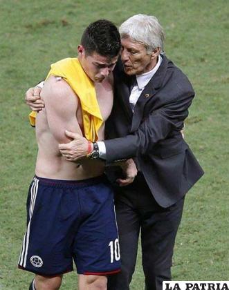 Pekerman, director técnico de Colombia, consuela a James Rodríguez después de la desclasificación colombiana