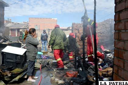 Una de las propietarias ve con tristeza los restos de su mercadería