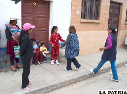 Los niños se encuentran con sus familiares luego de sofocarse el fuego