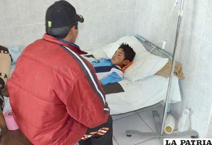 Nicolás contempla a su hijo antes de llevarlo a La Paz