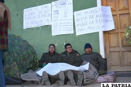 Los tres uniformados que se declararon en huelga de hambre