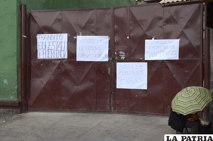 Una de las puertas de Tránsito que muestra las pancartas de los policías