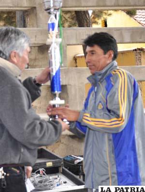 Entrega del trofeo de campeón en el futsal