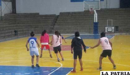 Los entrenamientos se cumplen en la cancha oficial 