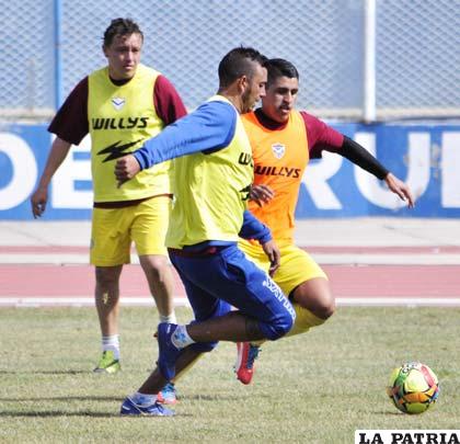 Díaz con el dominio del balón 