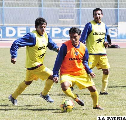 Loaiza domina la pelota ante la marca de Reyes