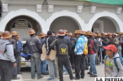 Mineros en emergencia por robo de su dinero