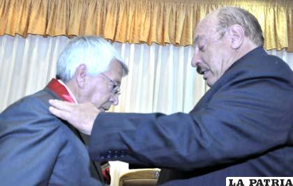 Freddy Salazar recibe la medalla al mérito periodístico “Enrique Miralles Bonnecarrere”