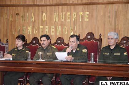 El comandante general de la Policía Boliviana, Walter Villarpando, anunció la baja del dirigente de la Anssclapol, Pedro Ticona