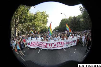 Miles de personas participan en la manifestación del Día de Orgullo Gay, en Madrid