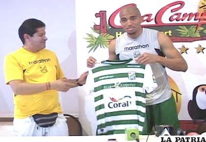 Villegas junto al jugador Raúl Cuesta