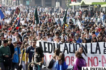 Chilenos se movilizaron contra reforma de Bachelet