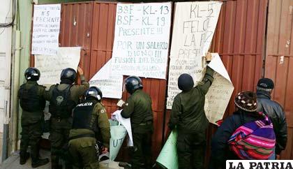 Policía boliviana, intervino la vigilia que se mantenía en puertas de la UTOP de La Paz