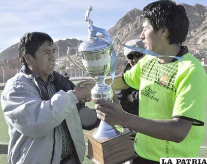 El capitán de Strongest, Osvaldo Morales, recibe el trofeo de campeón 