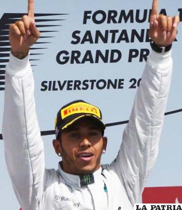 Lewis Hamilton en el podio de ganadores