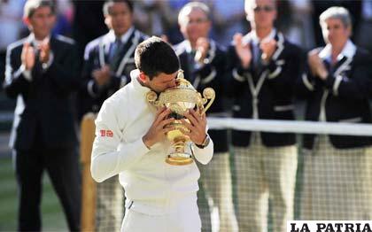 Djokovic con el trofeo de campeón en Wimbledon